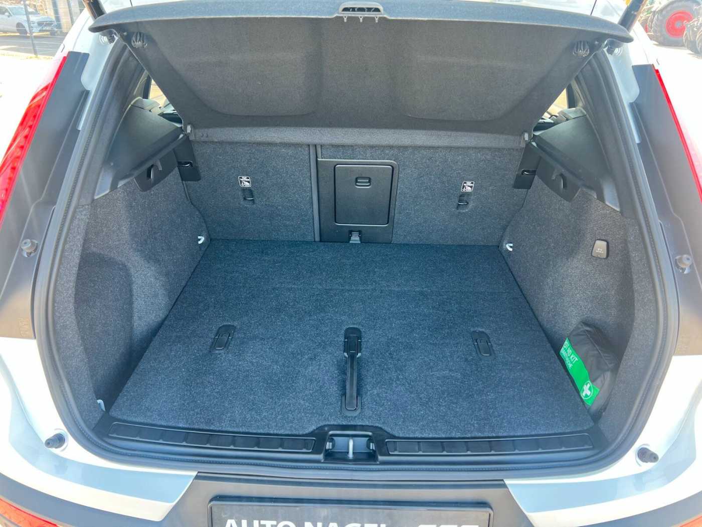 Volvo  B4 2WD Plus Dark 20'|AHK|360CAM|CONNECT