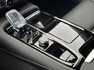 Volvo  Recharge T6 Plus Dark PANO|