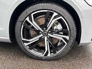 Volvo  Recharge T6 Plus Dark PANO|