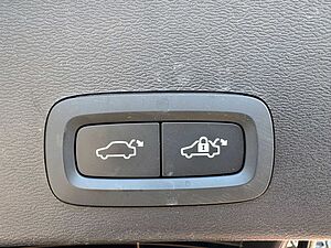 Volvo  B3 Autom. Plus Dark CONNECT|360CAM|19'Alu|