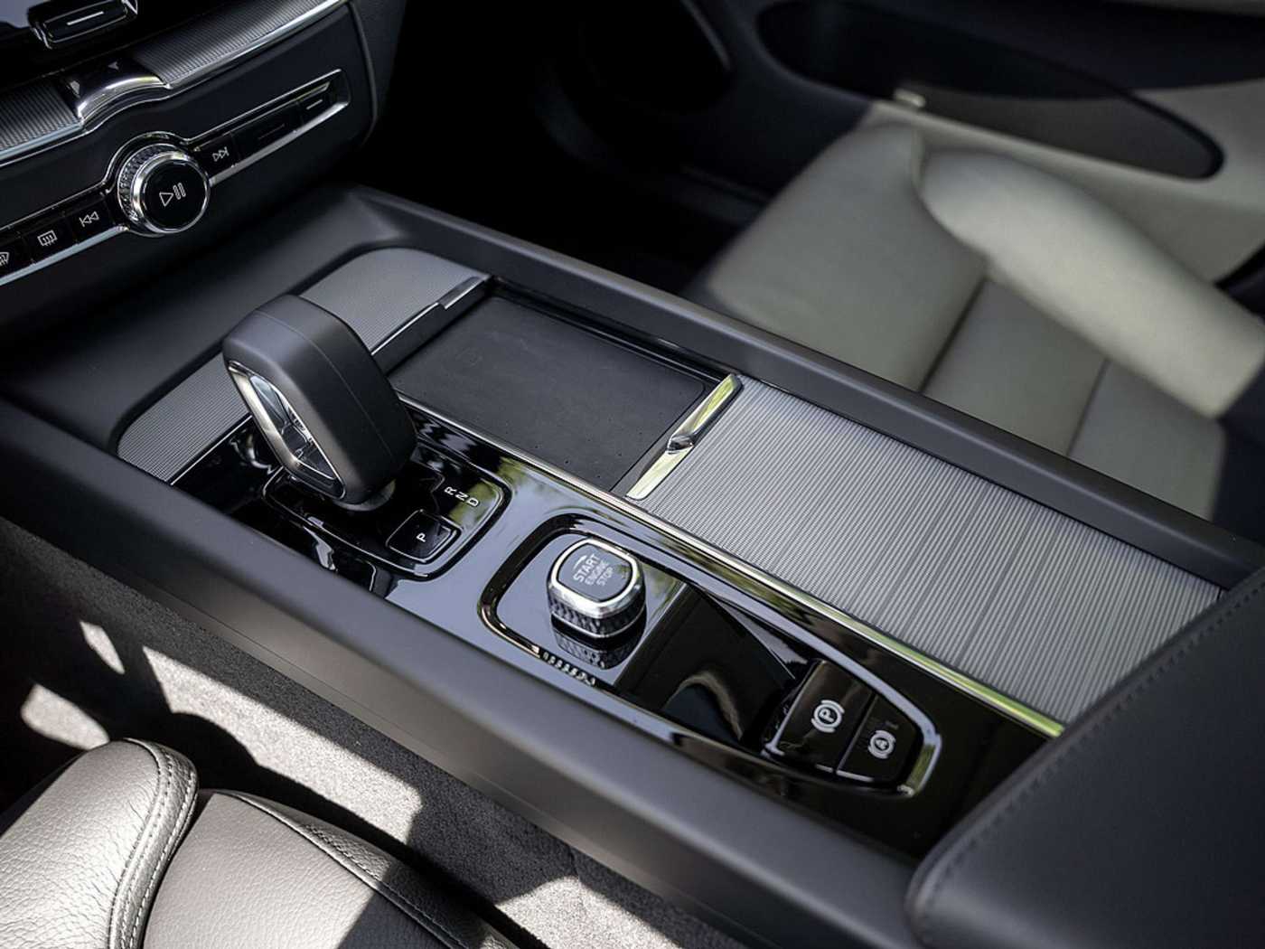 Volvo  T6 Plus Dark Recharge AWD GJR PANO 360°