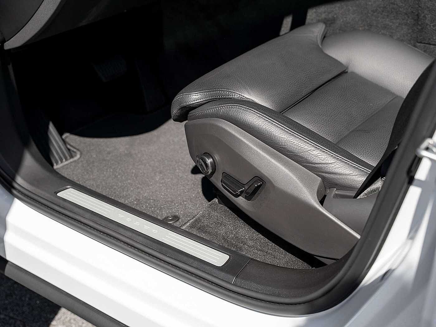 Volvo  T6 Plus Dark Recharge AWD GJR PANO 360°