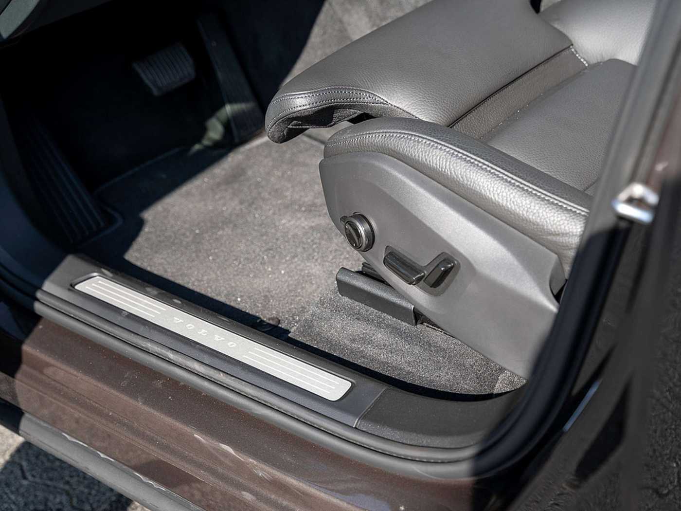 Volvo  T6 Plus Dark Recharge WD GJR PANO 360°
