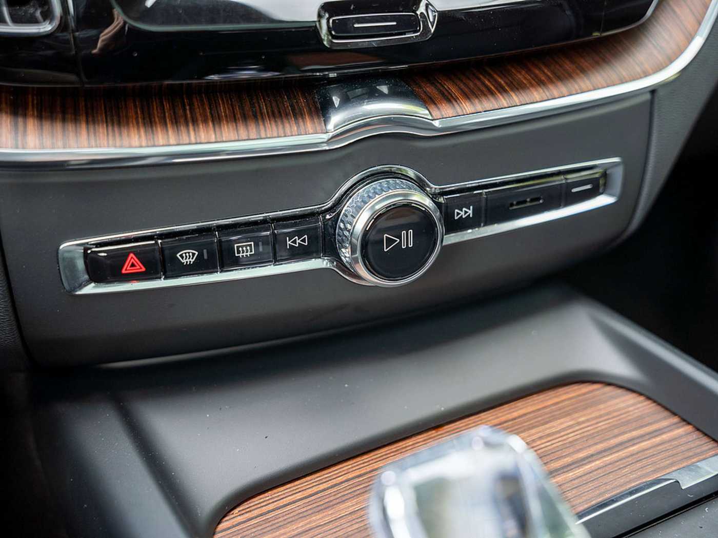 Volvo  T8 Ultra Dark Recharge Plug-In Hybrid AWD