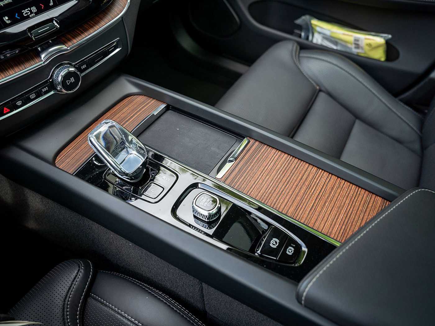 Volvo  T8 Ultra Dark Recharge Plug-In Hybrid AWD