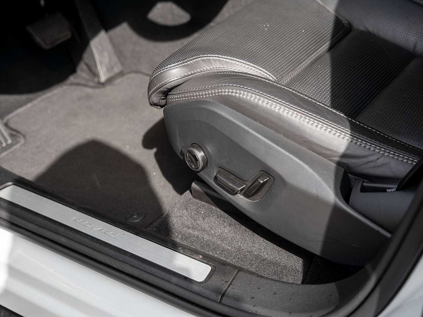 Volvo  T8 Ultra Dark Recharge Plug-In Hybrid AWD