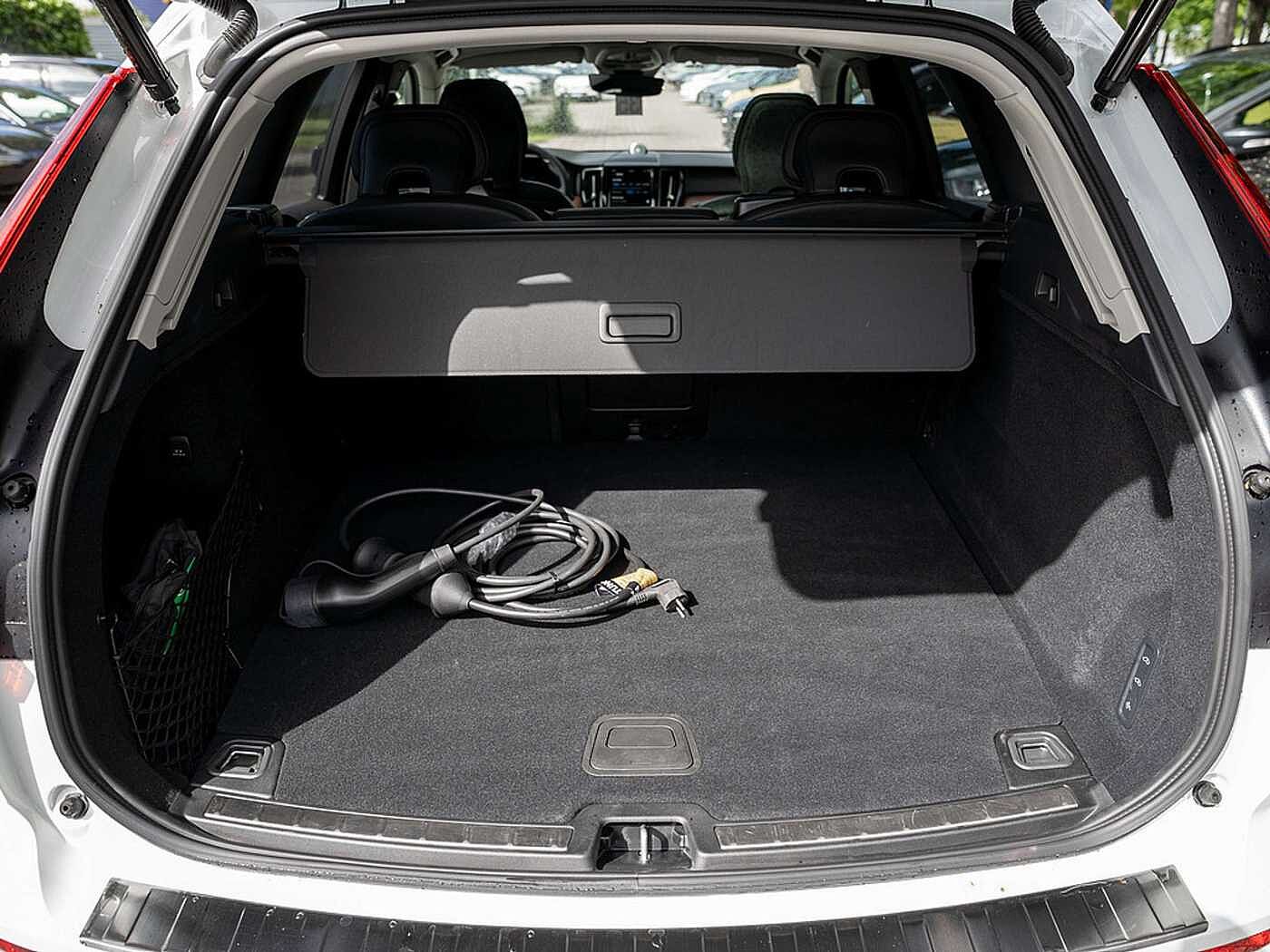 Volvo  T8 Ultra Dark Recharge Plug-In Hybrid AWD