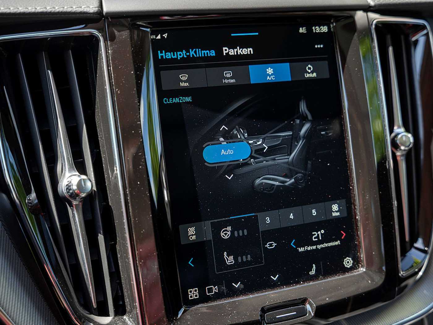 Volvo  T8 Ultra Dark Recharge Plug-In Hybrid AWD