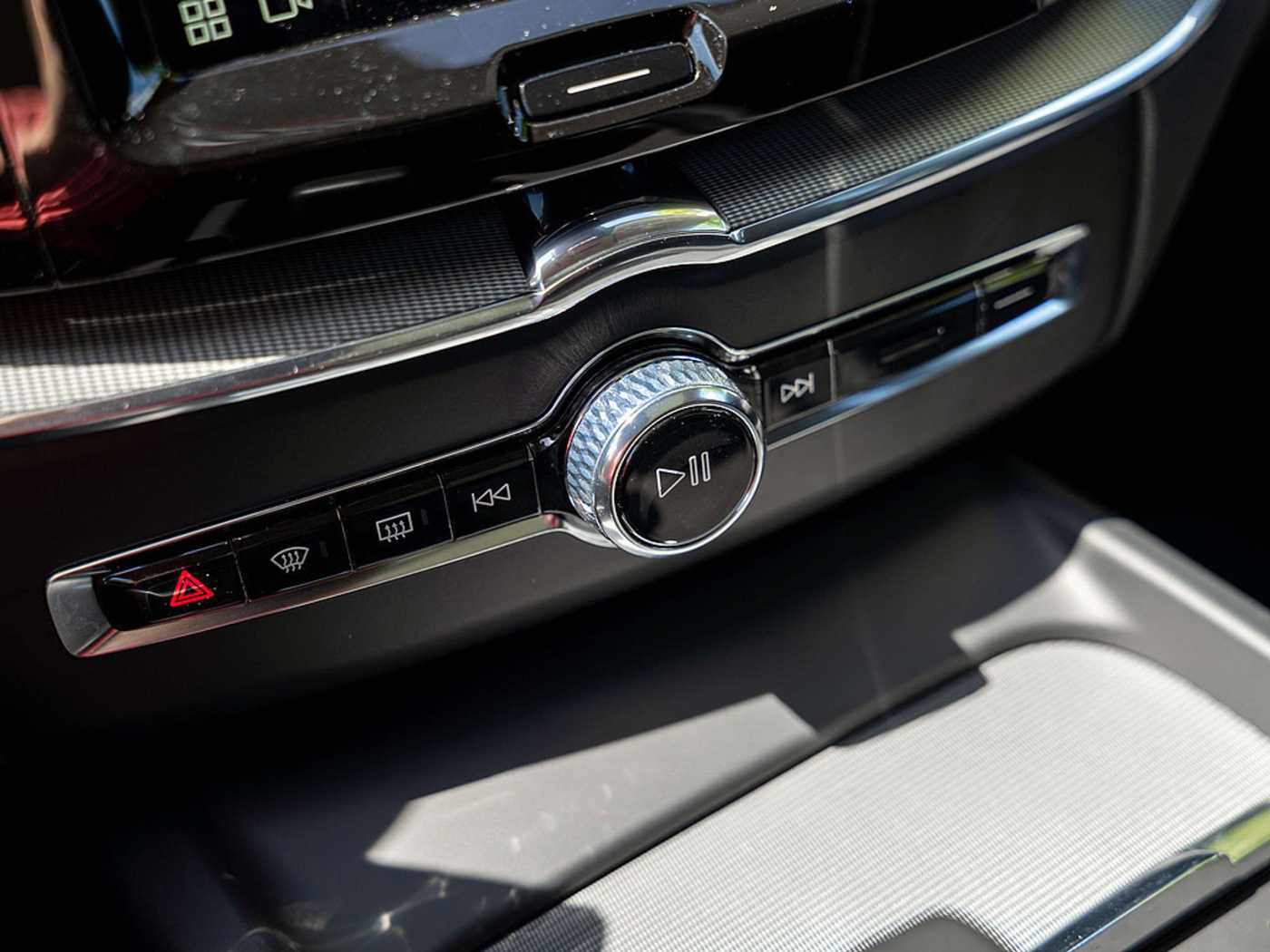 Volvo  T8 Ultra Dark Recharge Plug-In Hybrid AWD