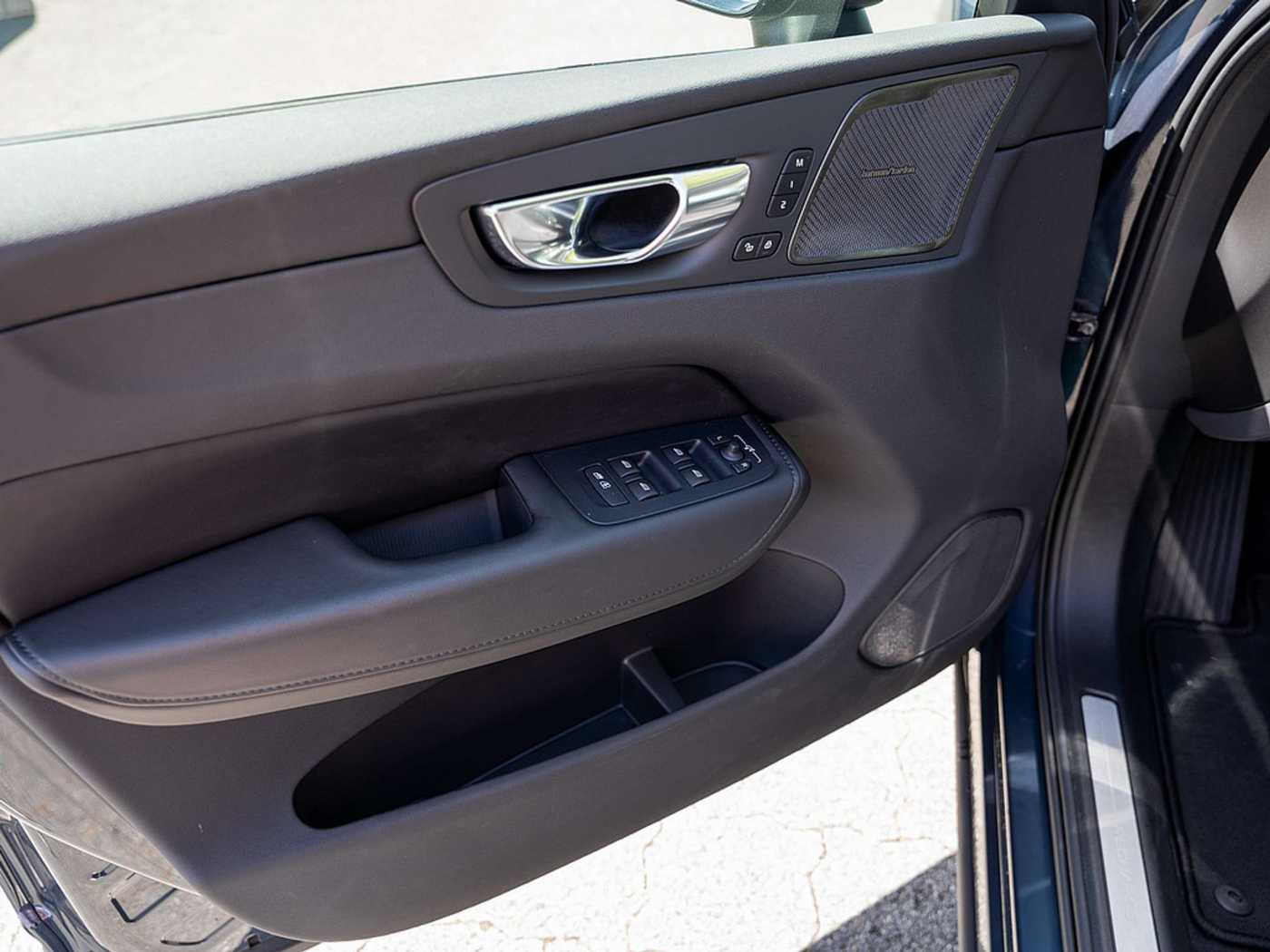 Volvo  T8 Ultra Dark Recharge Plug-In Hybrid AWD