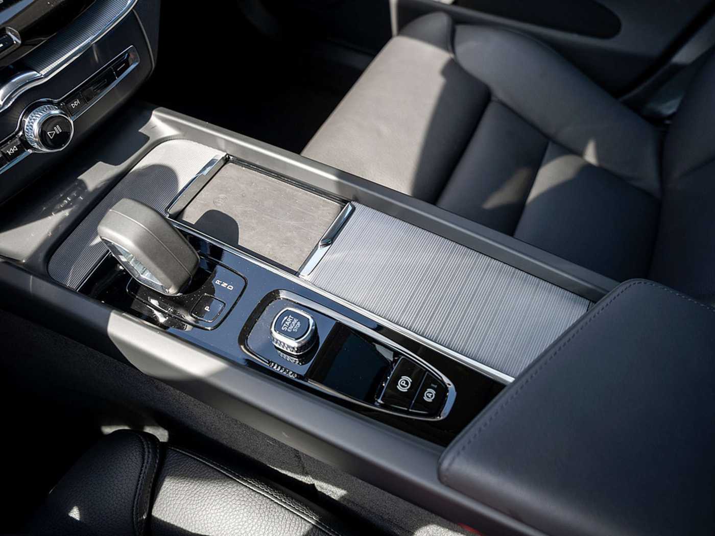 Volvo  T6 Plus Dark Recharge Plug-In Hybrid AWD
