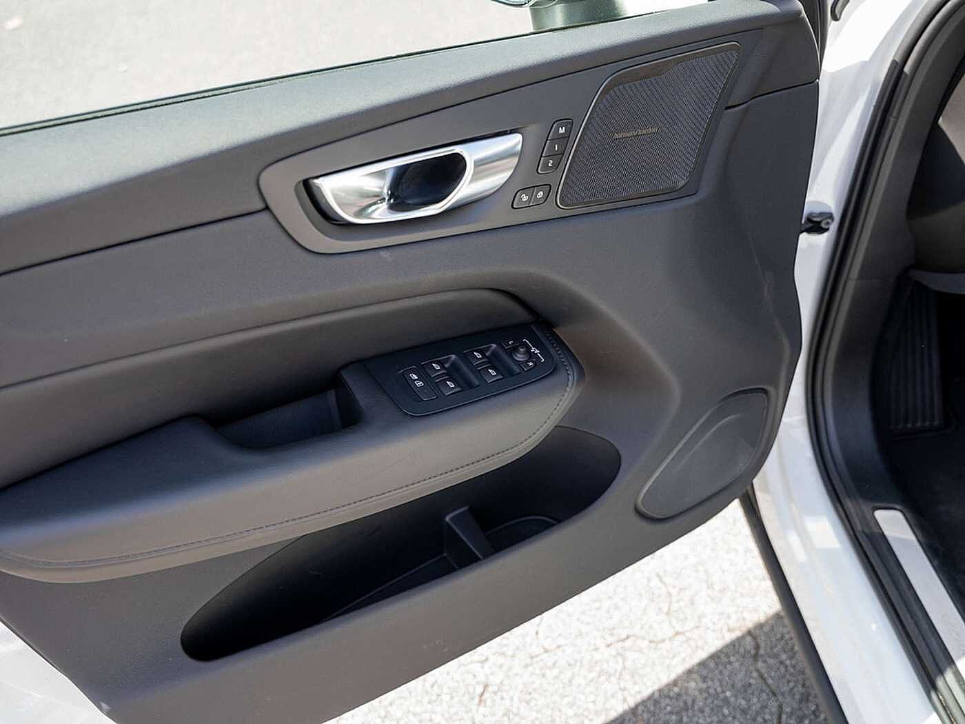 Volvo  T6 Plus Dark Recharge Plug-In Hybrid AWD