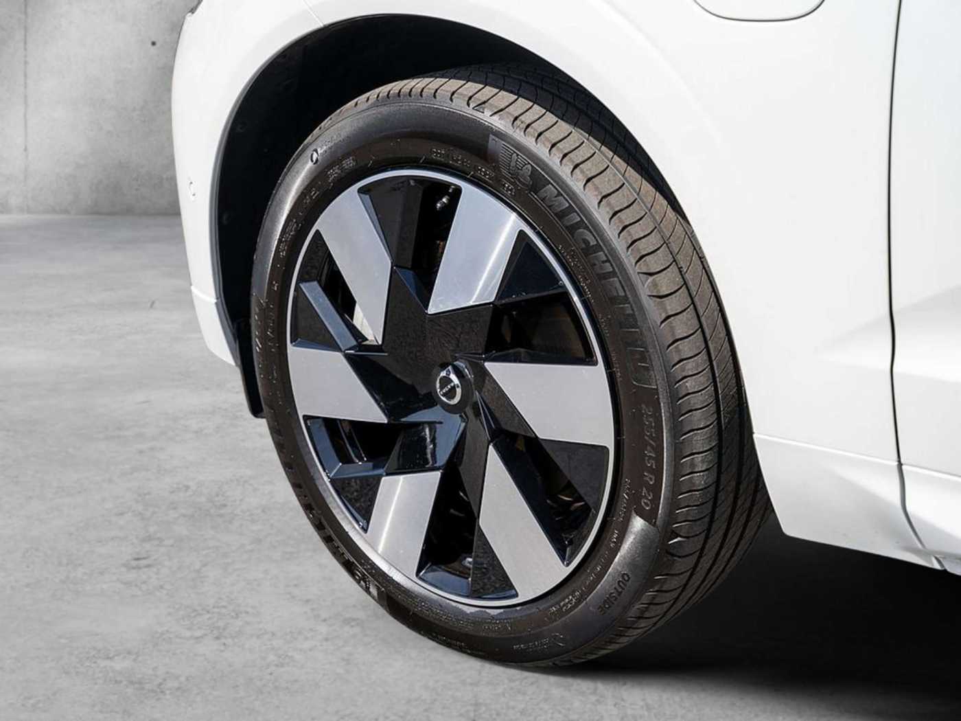Volvo  T6 Plus Dark Recharge Plug-In Hybrid AWD