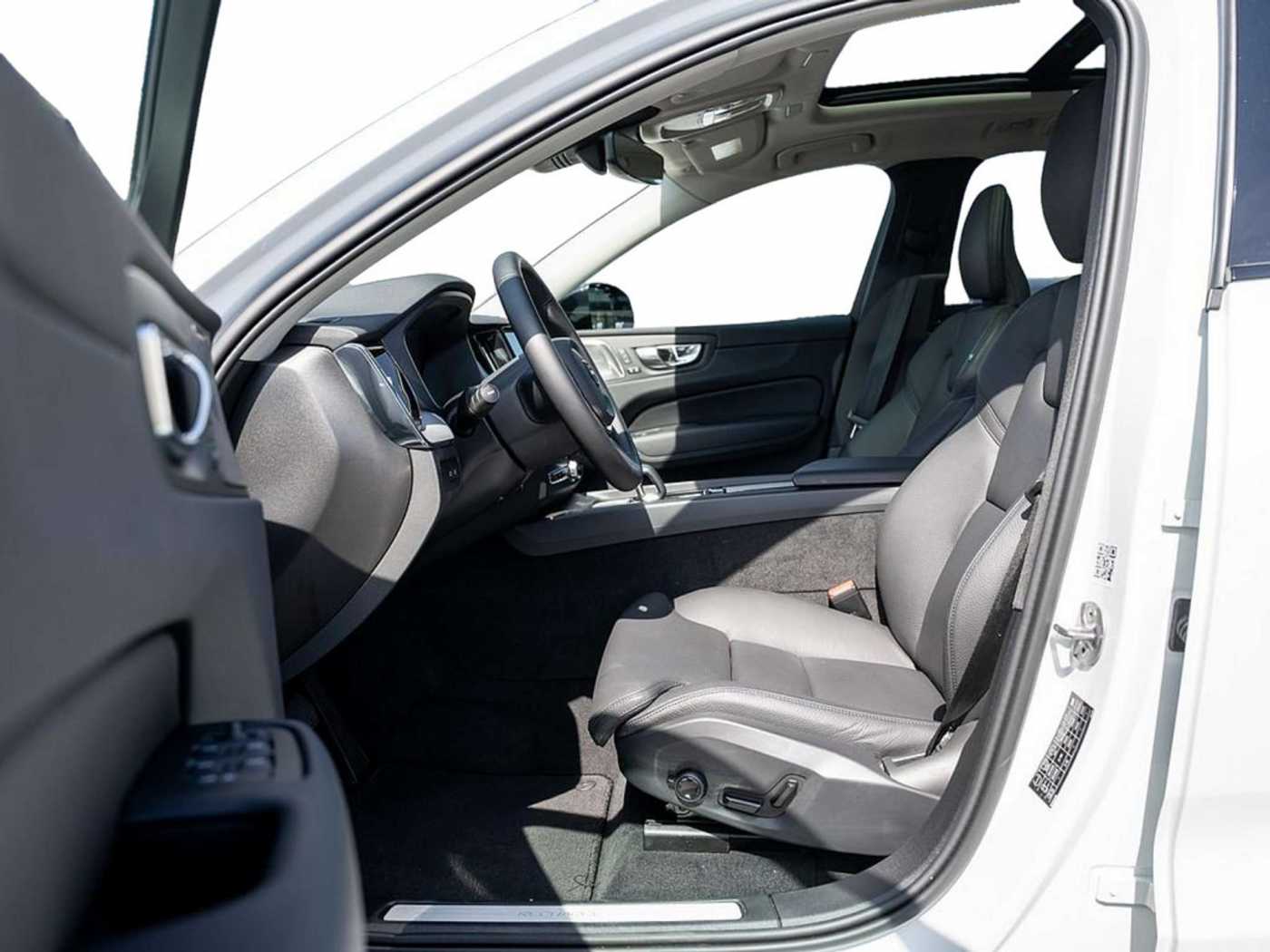 Volvo  T6 Plus Dark Recharge Plug-In Hybrid AWD