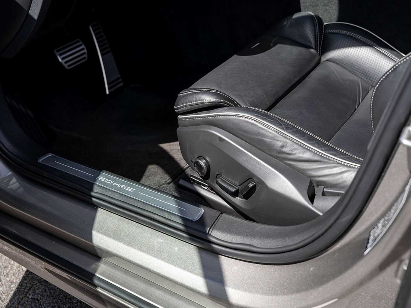 Volvo  Recharge T6 AWD R-Design