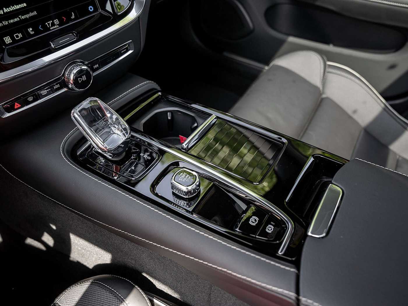 Volvo  T8 Ultimate Dark Recharge AWD STANDHZ B&W