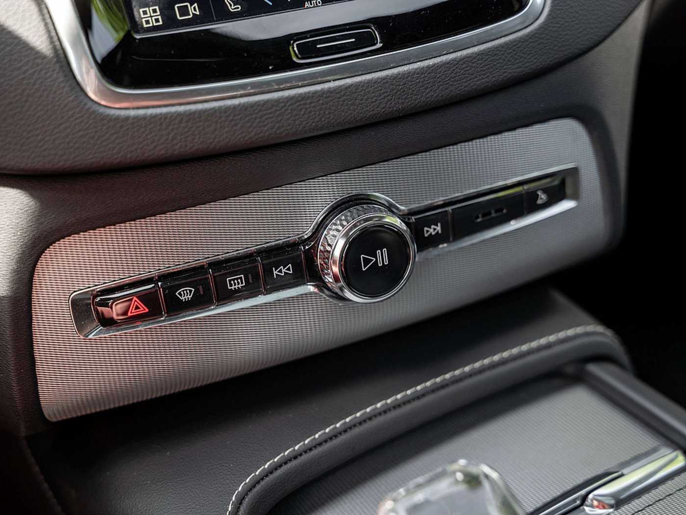 Volvo  Recharge T8 AWD Ultimate Dark 22° B&W