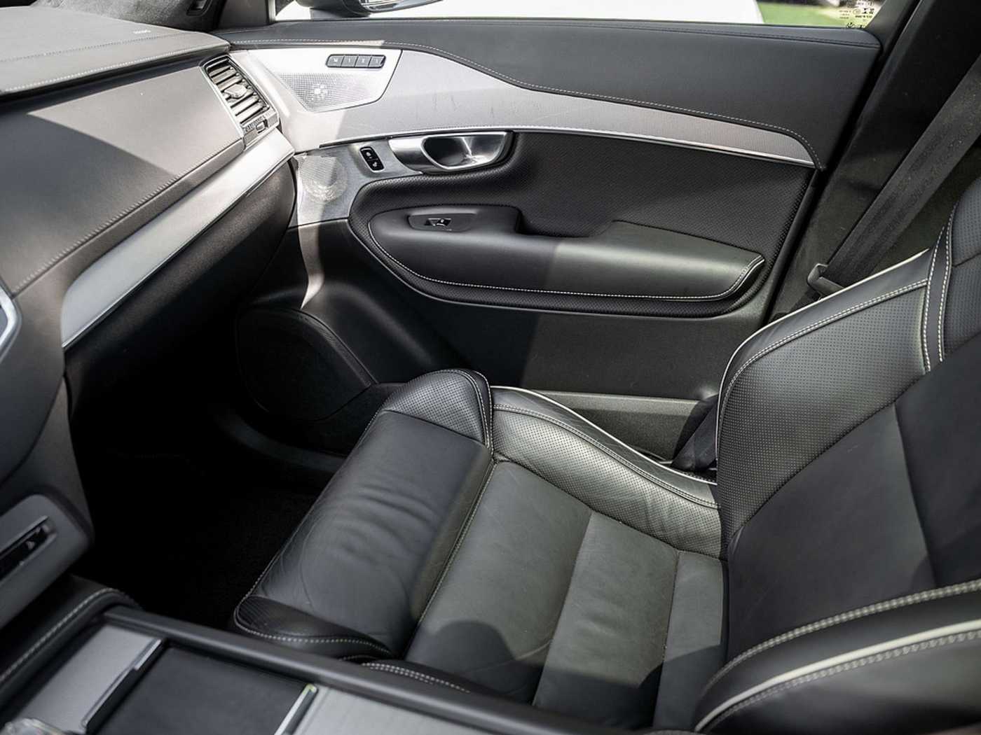 Volvo  Recharge T8 AWD Ultimate Dark 22° B&W