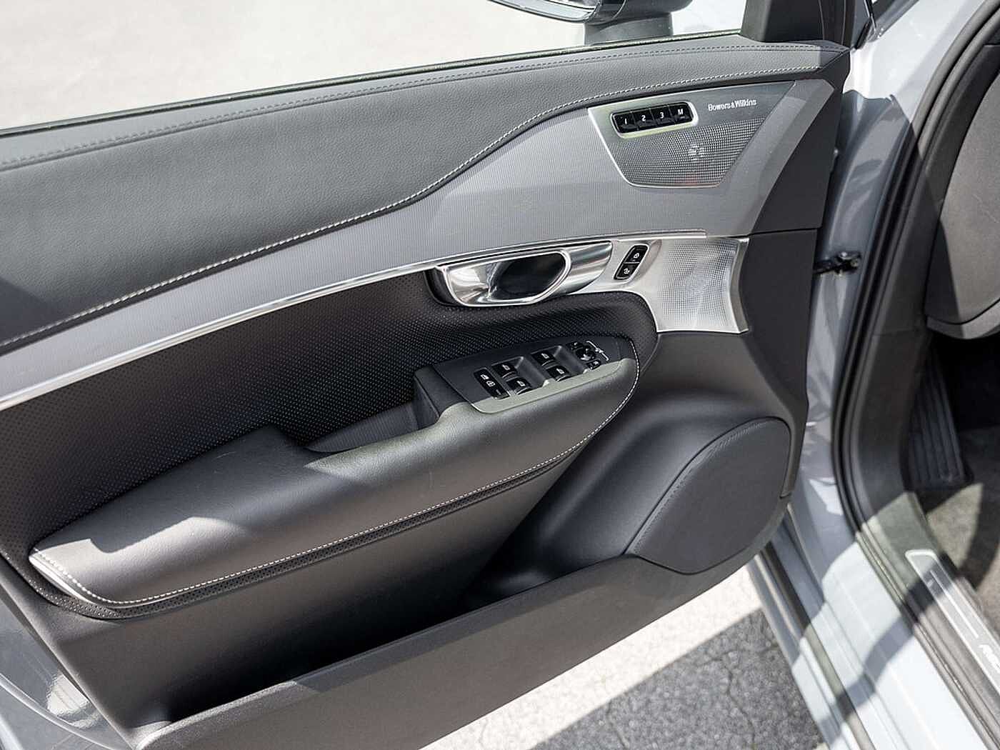 Volvo  Recharge T8 AWD Ultimate Dark 22° B&W