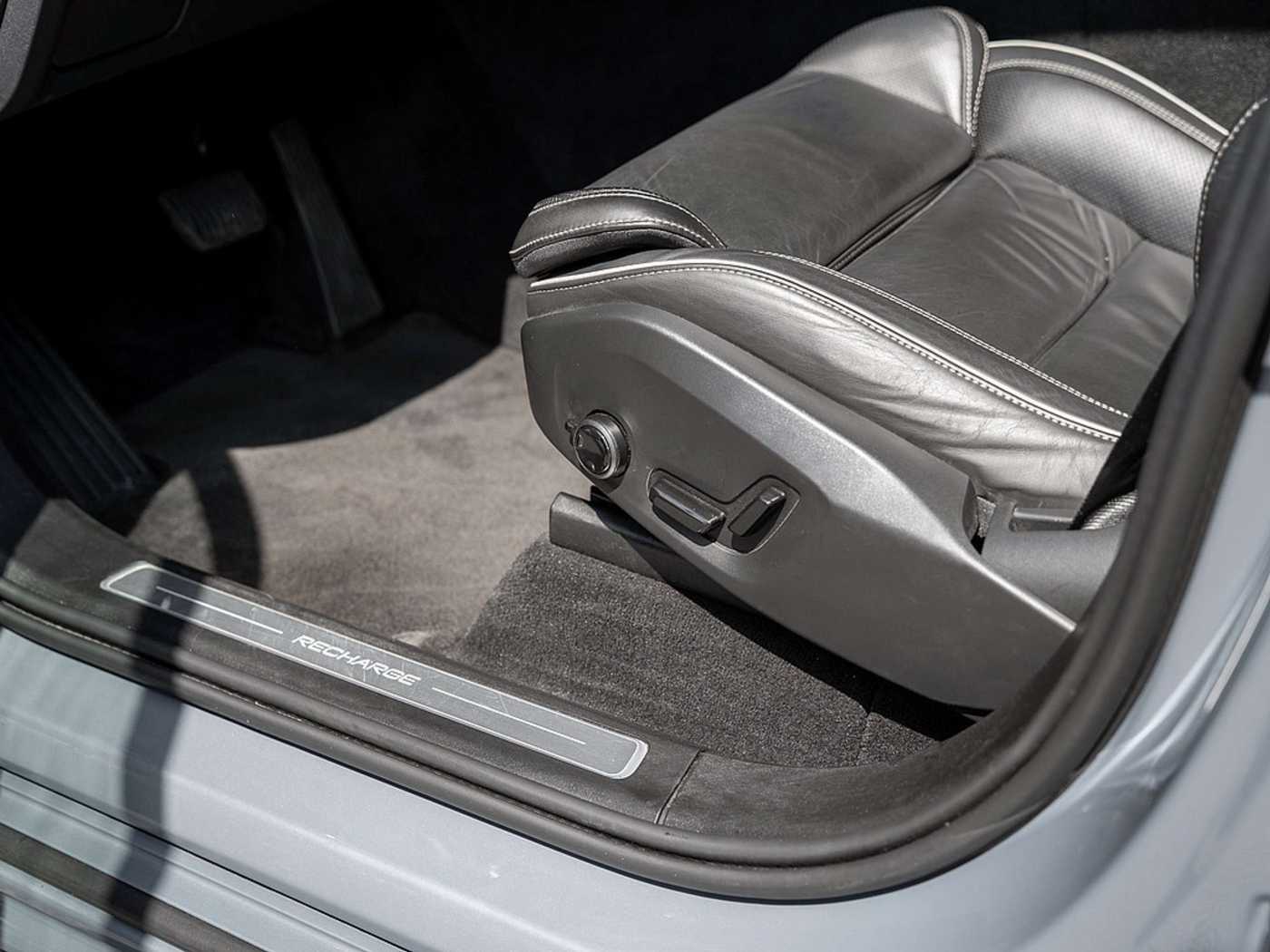 Volvo  Recharge T8 AWD Ultimate Dark 22° B&W