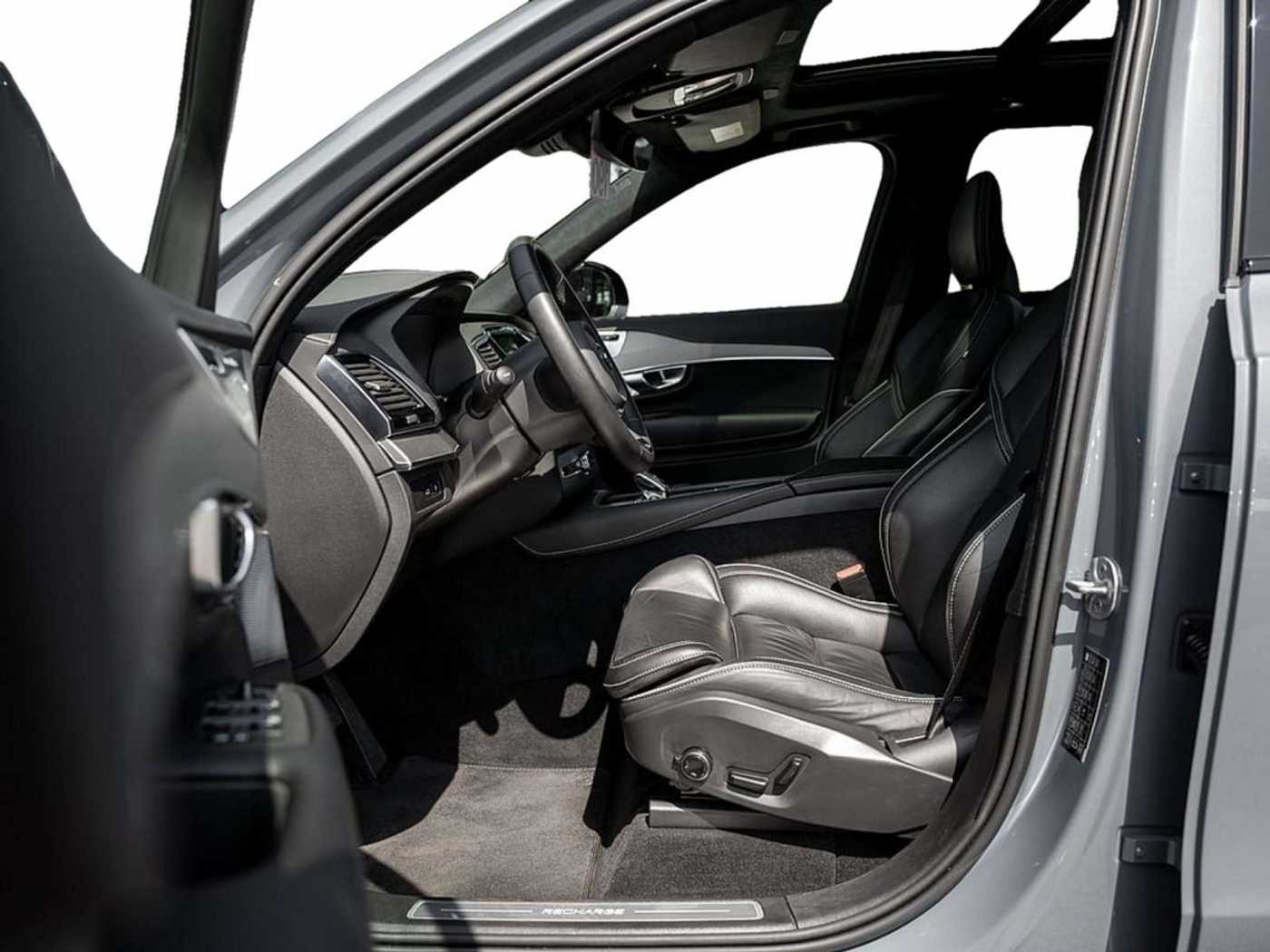 Volvo  Recharge T8 AWD Ultimate Dark 22° B&W