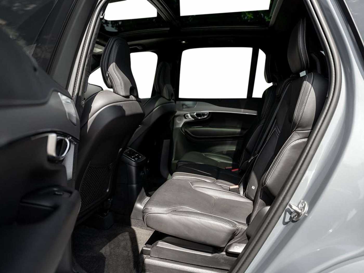 Volvo  Recharge T8 AWD Ultimate Dark 22° B&W