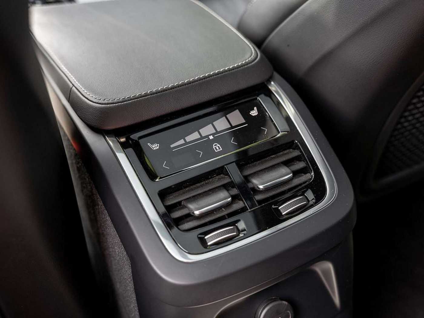 Volvo  Recharge T8 AWD Ultimate Dark 22° B&W