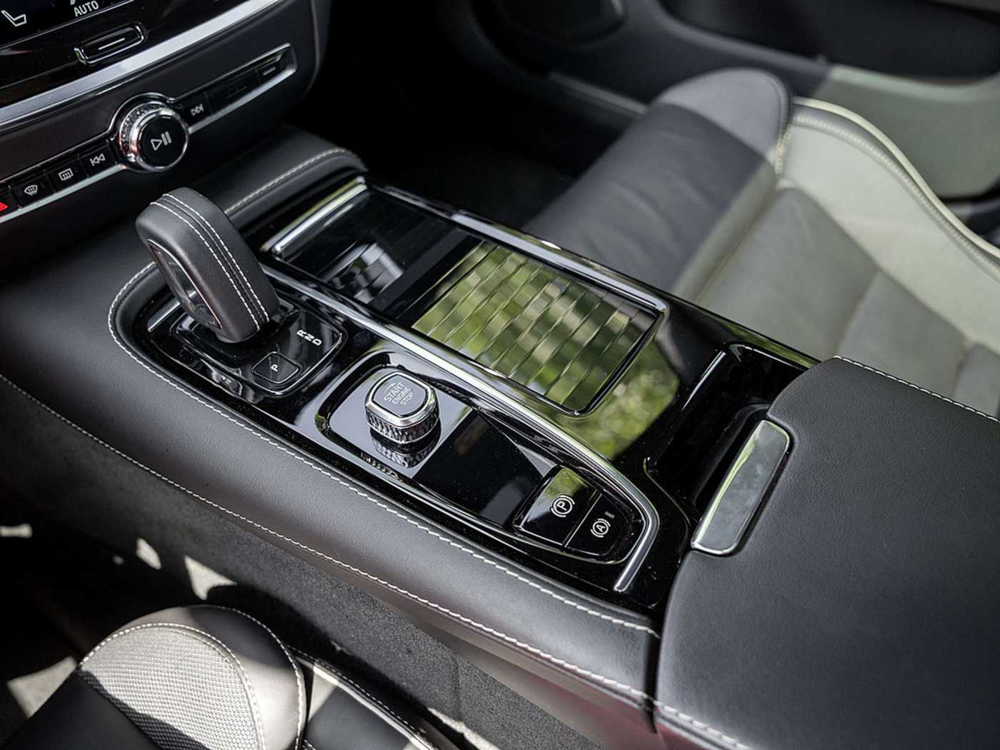 Volvo  T6 Recharge Plus Dark AWD HGSD
