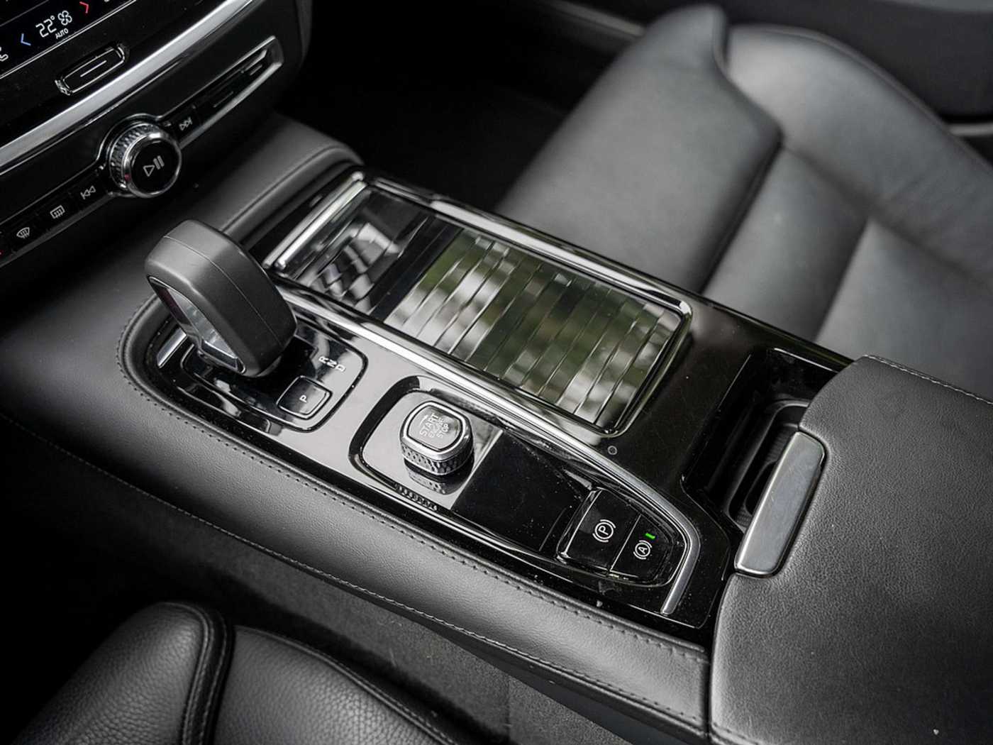 Volvo  T8 Plus Dark Recharge Plug-In Hybrid AWD