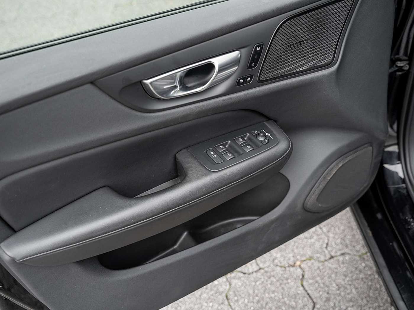 Volvo  T8 Plus Dark Recharge Plug-In Hybrid AWD