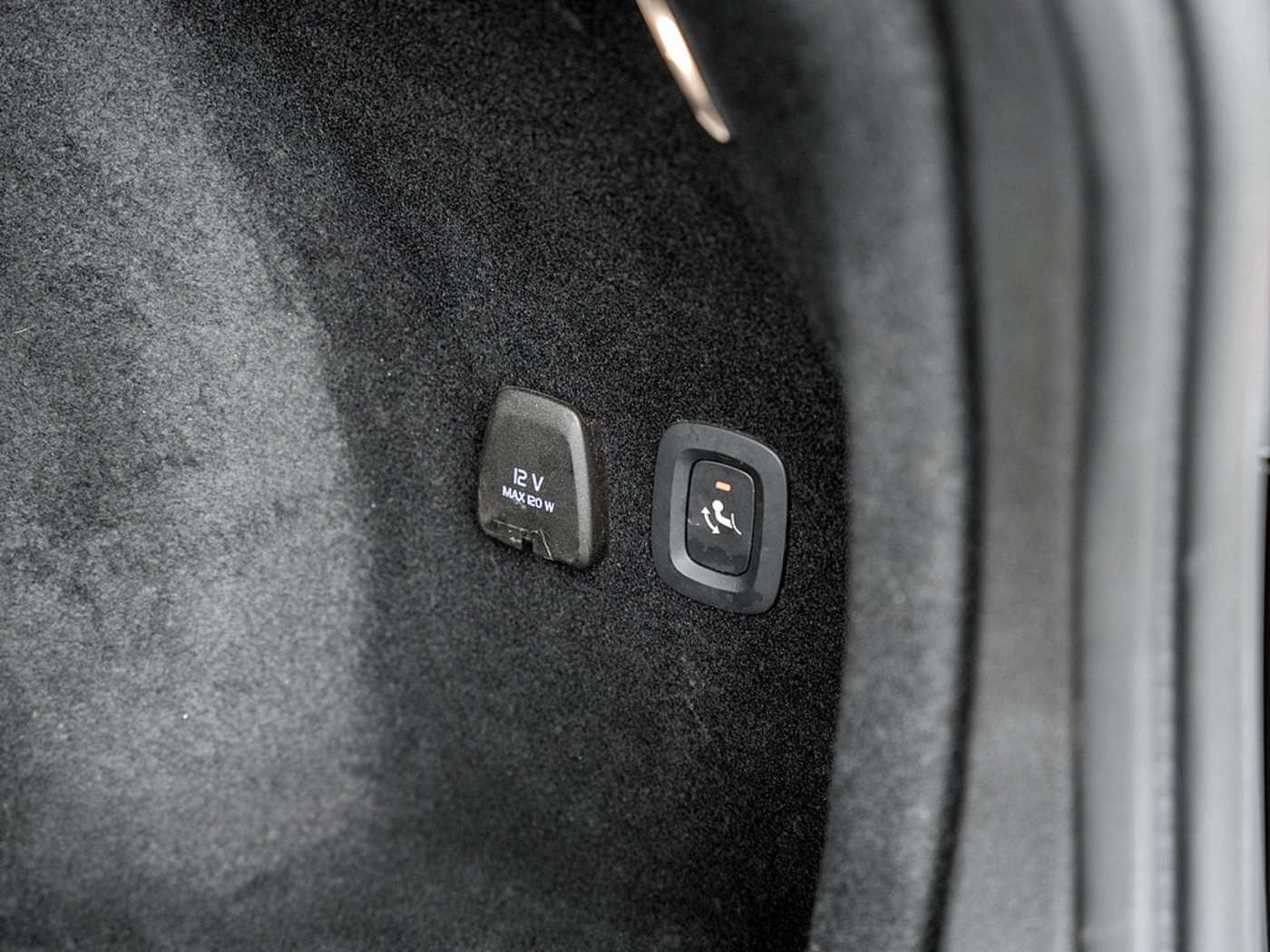 Volvo  T8 Plus Dark Recharge Plug-In Hybrid AWD