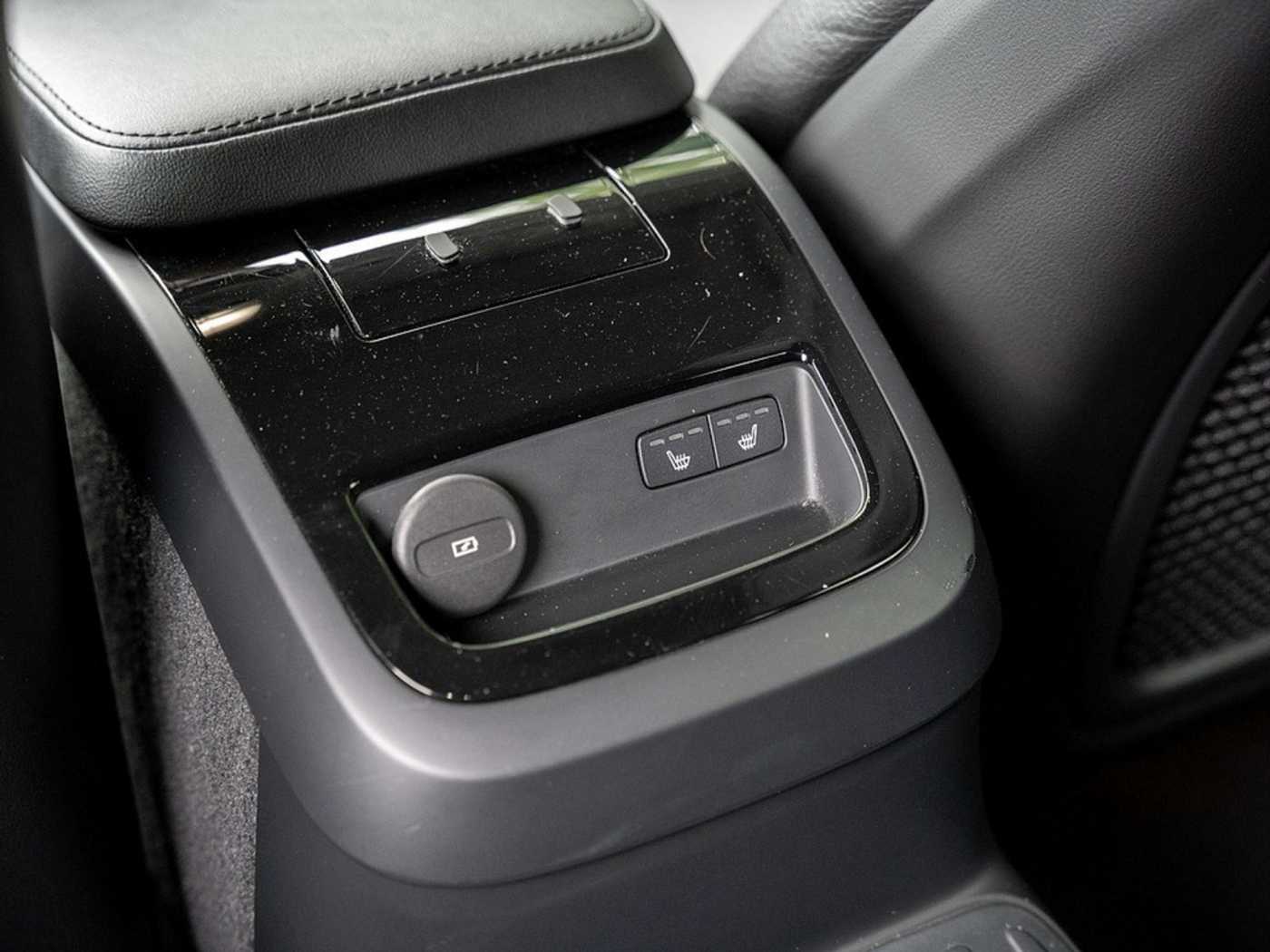 Volvo  T8 Plus Dark Recharge Plug-In Hybrid AWD