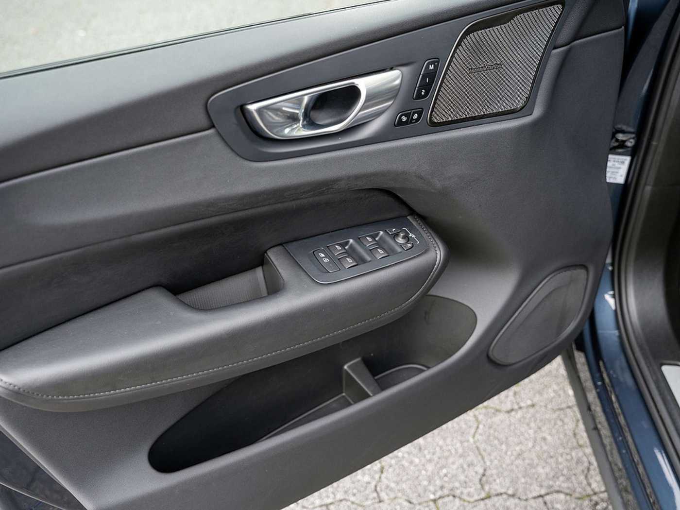 Volvo  T8 Plus Dark Recharge Plug-In Hybrid AWD