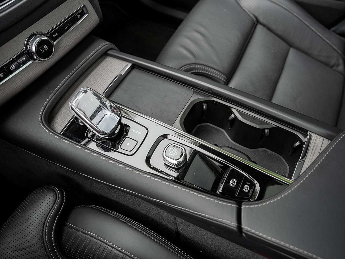 Volvo  T8 Ultra Dark Recharge Plug-In Hybrid AWD