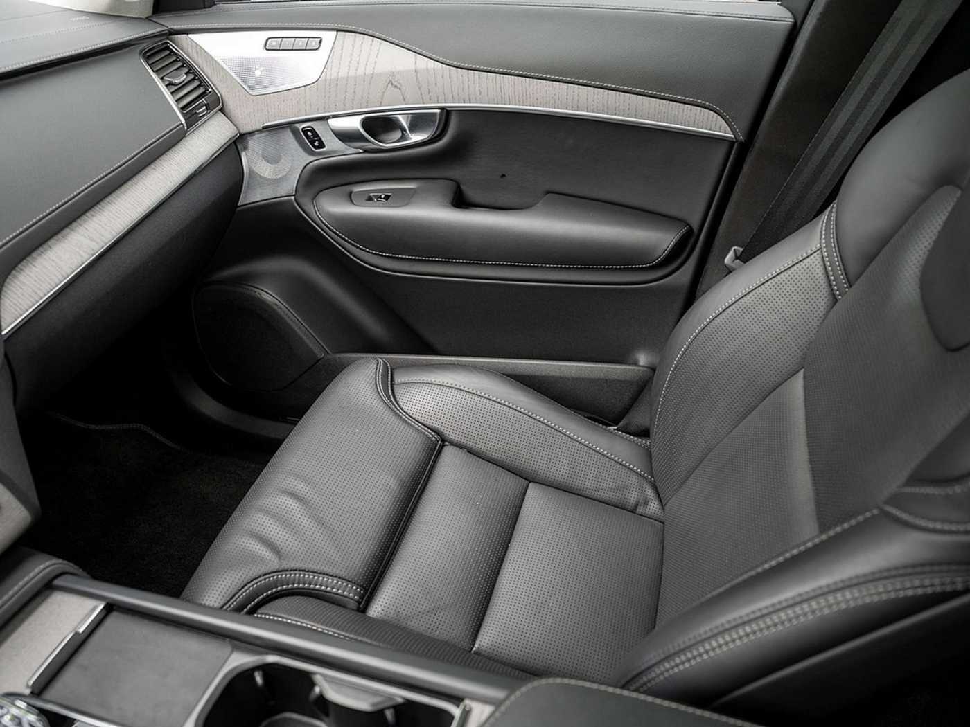 Volvo  T8 Ultra Dark Recharge Plug-In Hybrid AWD