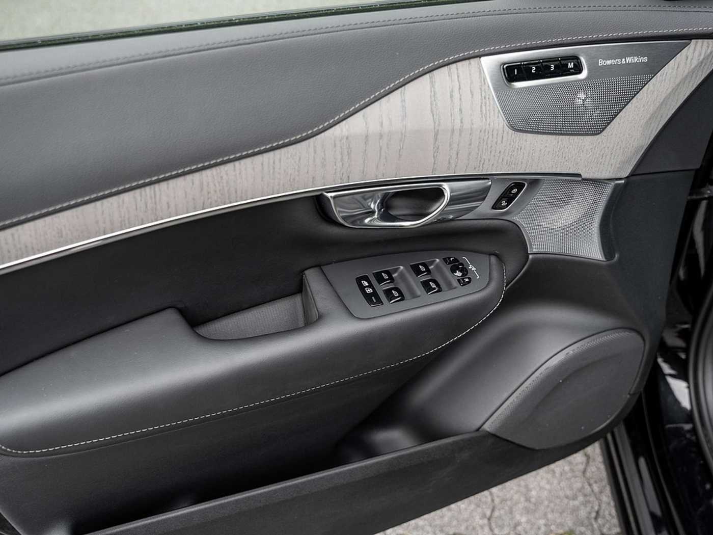 Volvo  T8 Ultra Dark Recharge Plug-In Hybrid AWD