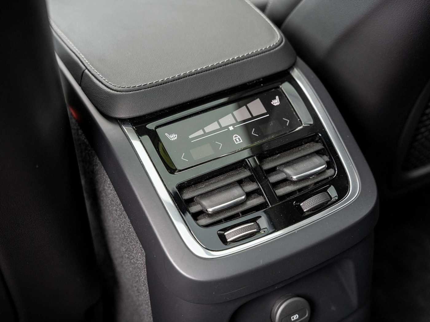 Volvo  T8 Ultra Dark Recharge Plug-In Hybrid AWD