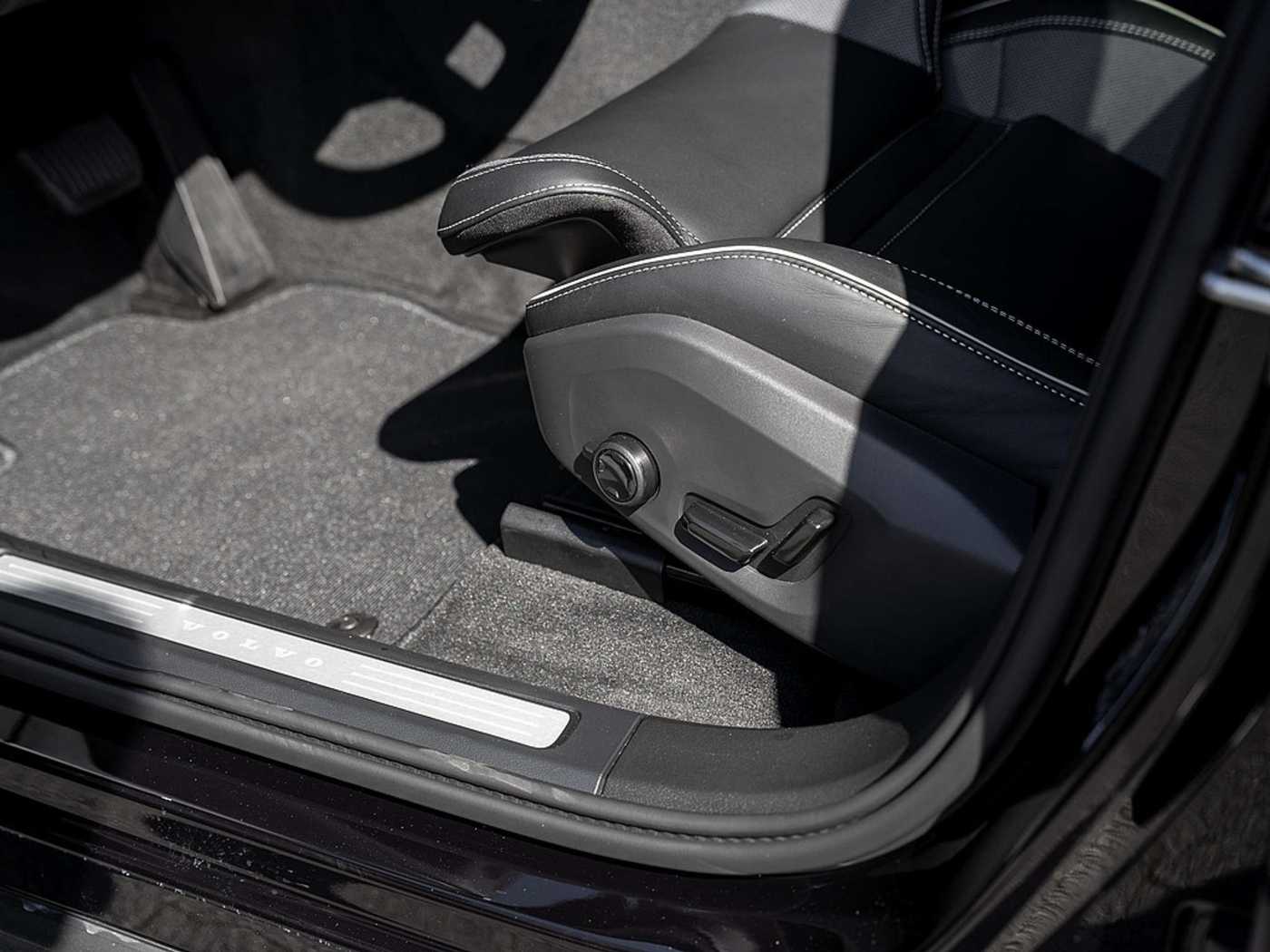 Volvo  T8 Plus Black Edition Recharge Plug-In Hybrid AWD