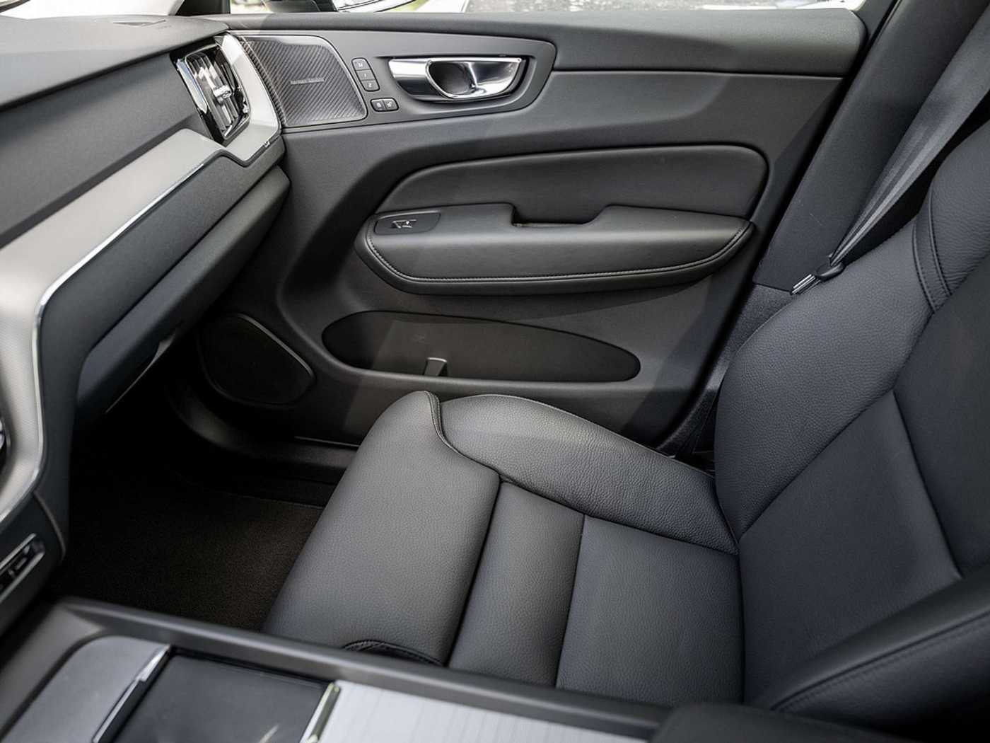 Volvo  T6 Plus Dark Recharge Plug-In Hybrid AWD