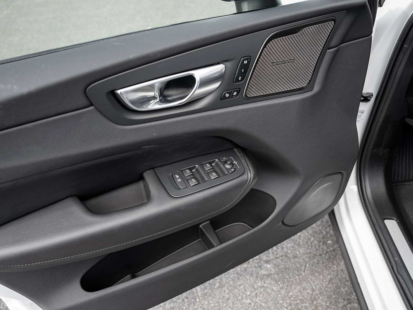 Volvo  T6 Plus Dark Recharge Plug-In Hybrid AWD