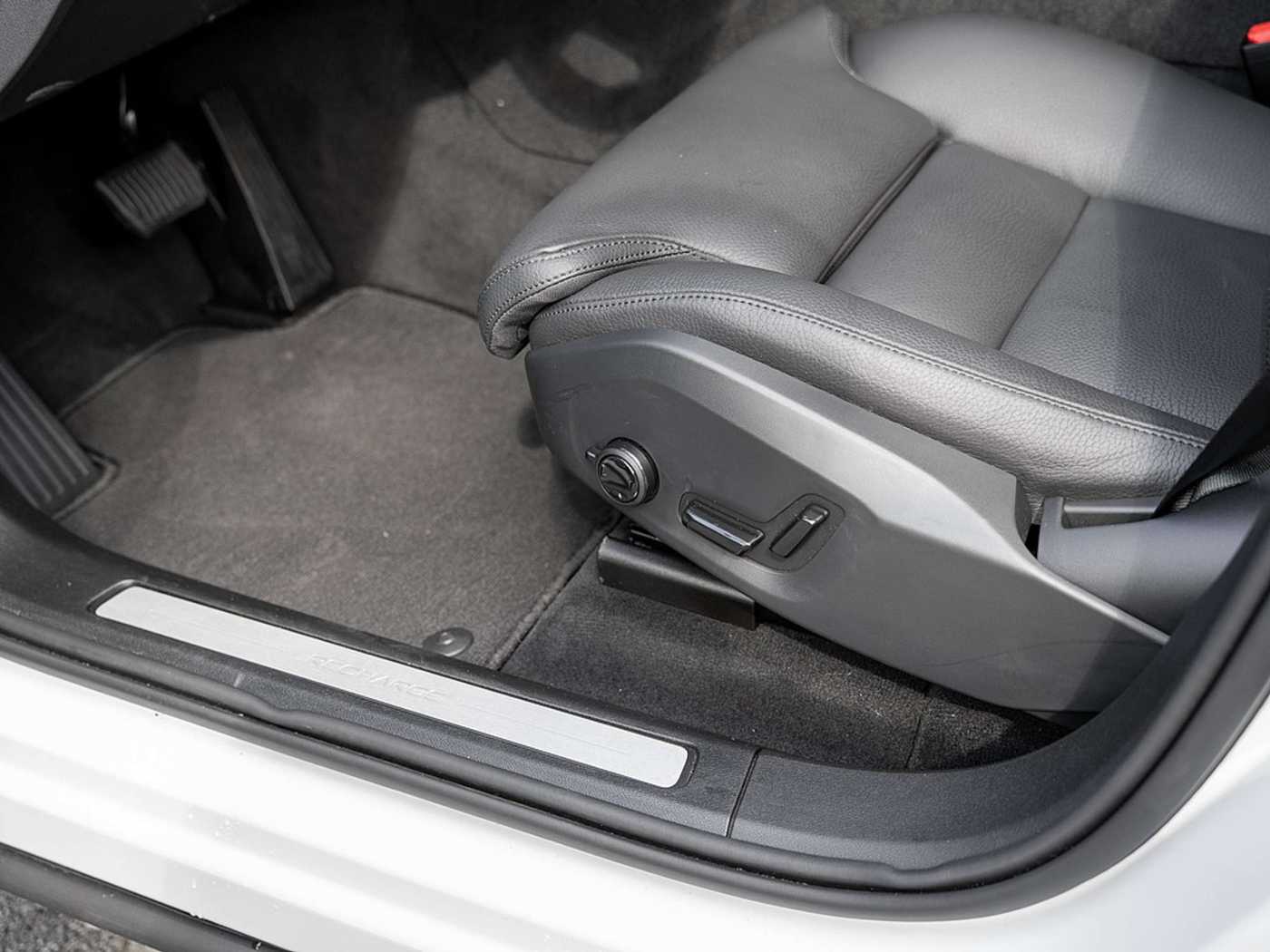 Volvo  T6 Plus Dark Recharge Plug-In Hybrid AWD