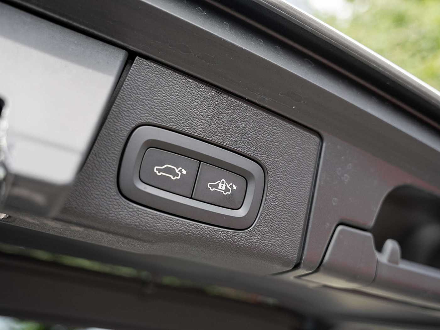 Volvo  T6 Plus Dark Recharge Plug-In Hybrid AWD