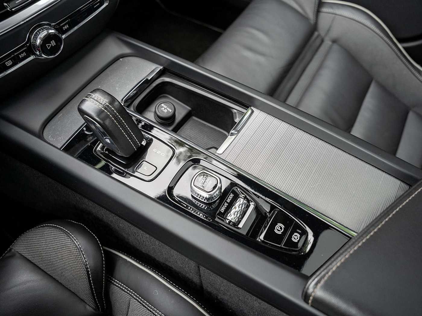 Volvo  B4 R-Design SHZ RÜCKFAHRKAMERA HGSD