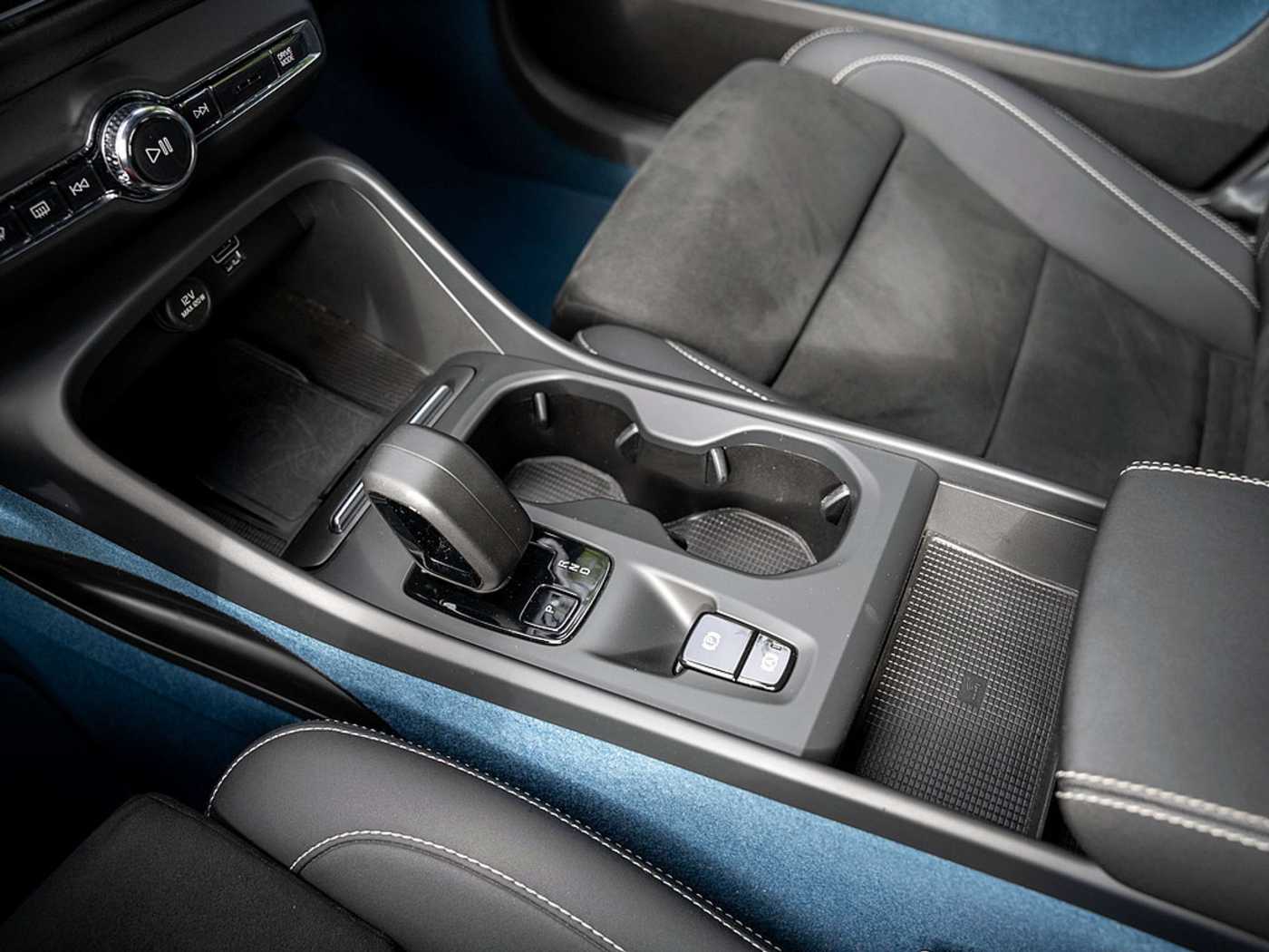 Volvo  T4 Recharge Core AHK ACC
