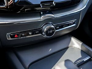 Volvo  B4 Momentum Pro