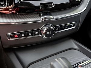 Volvo  B4 R Design AWD AHK STANDHEIZUNG HGSD