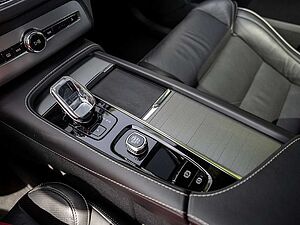 Volvo  Recharge T8 AWD Ultimate Dark 22° B&W