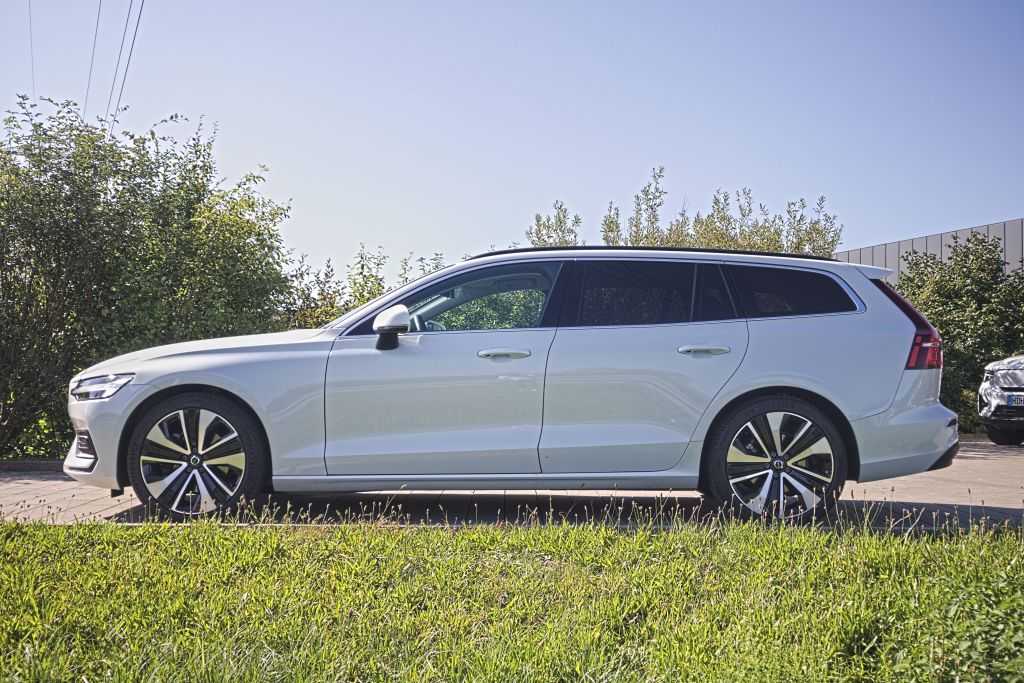 Volvo  V60 Core, B3 Mild-Hybrid, Benzin