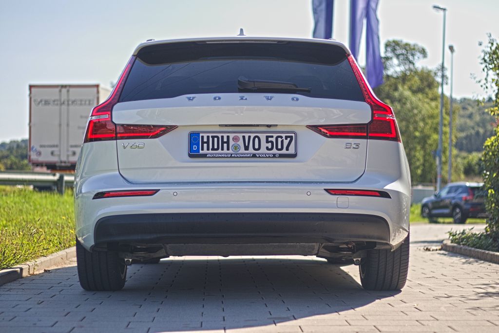 Volvo  V60 Core, B3 Mild-Hybrid, Benzin