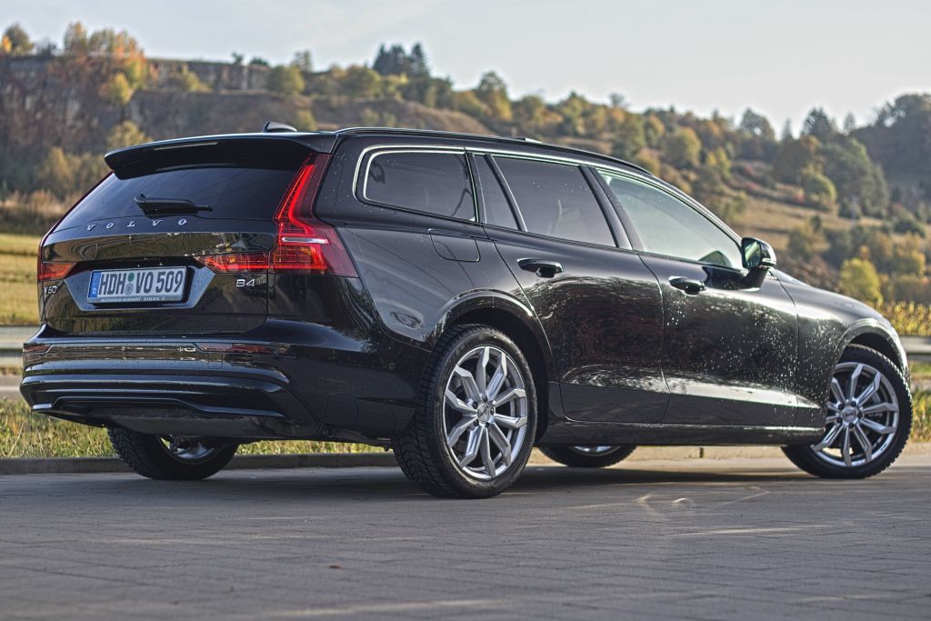 Volvo  V60 Ultimate, B4 Mild-Hybrid, Benzin, Dark